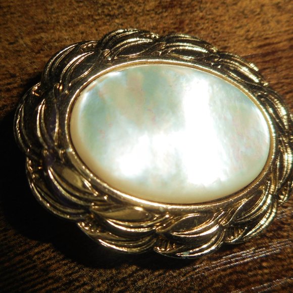 Elegant Vintage Mother of Pearl Scarf Clip in Gold Tone Setting, Marked, Germany - Picture 2 of 5